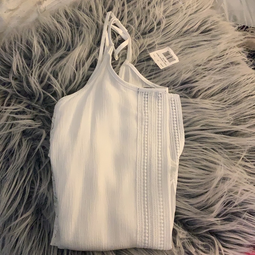 Super Cute Top W| Cutout Back Hem. BNWT. Size m.